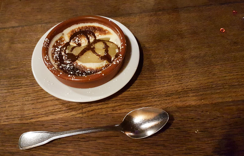 Dégustation d'ungratin de poire chocolatée à la pêcherie à Courseulles-sur-mer