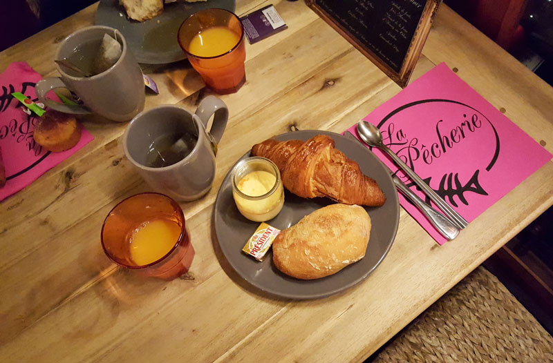 Petit déjeuner à la Pêcherie à Courseulles-sur-mer. Ce fut trop bon !