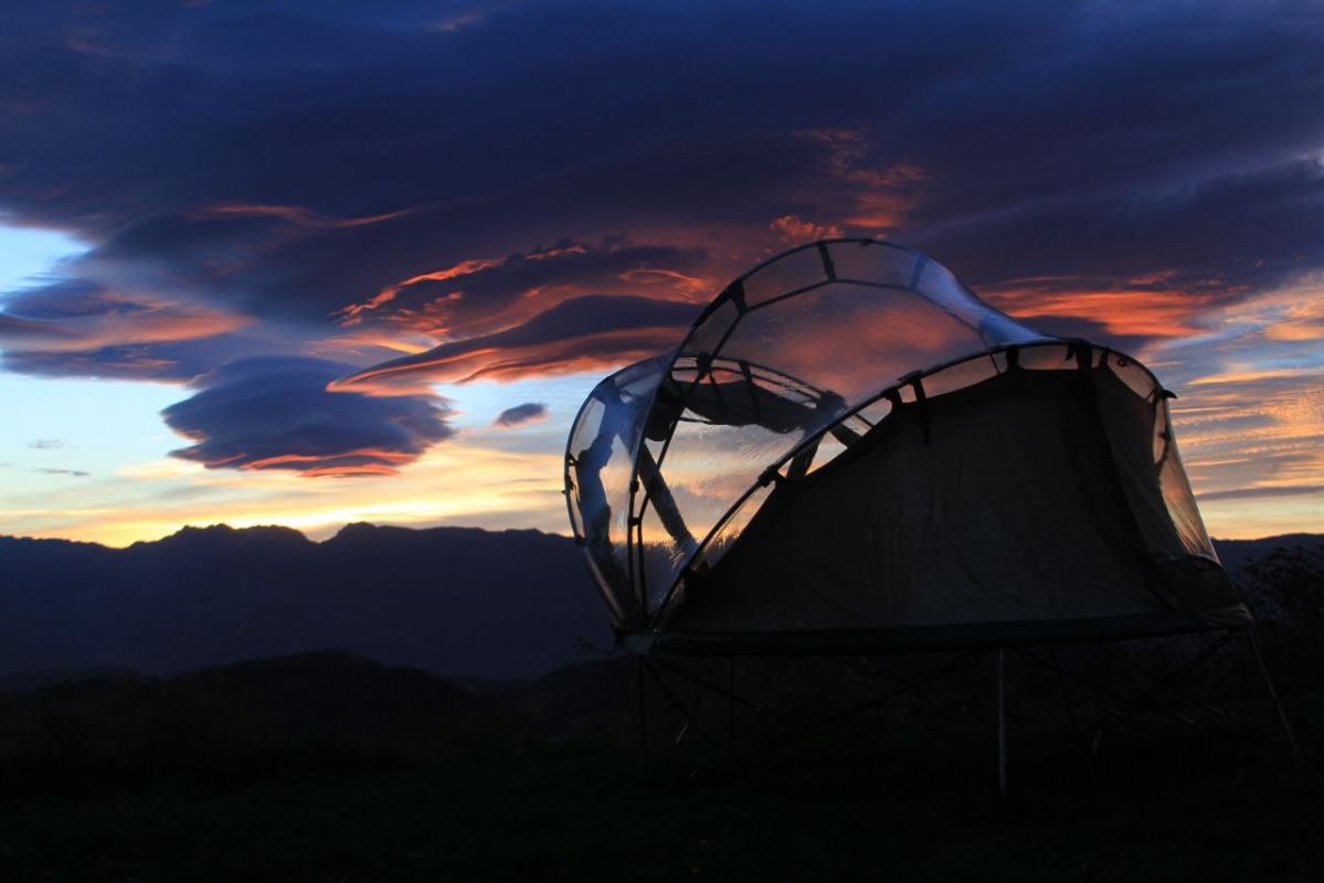 Dormir à le belle étoile en Ile-de-France c'est possible ! Cet astrobulle perché sous les arbres vous fera rêvé !